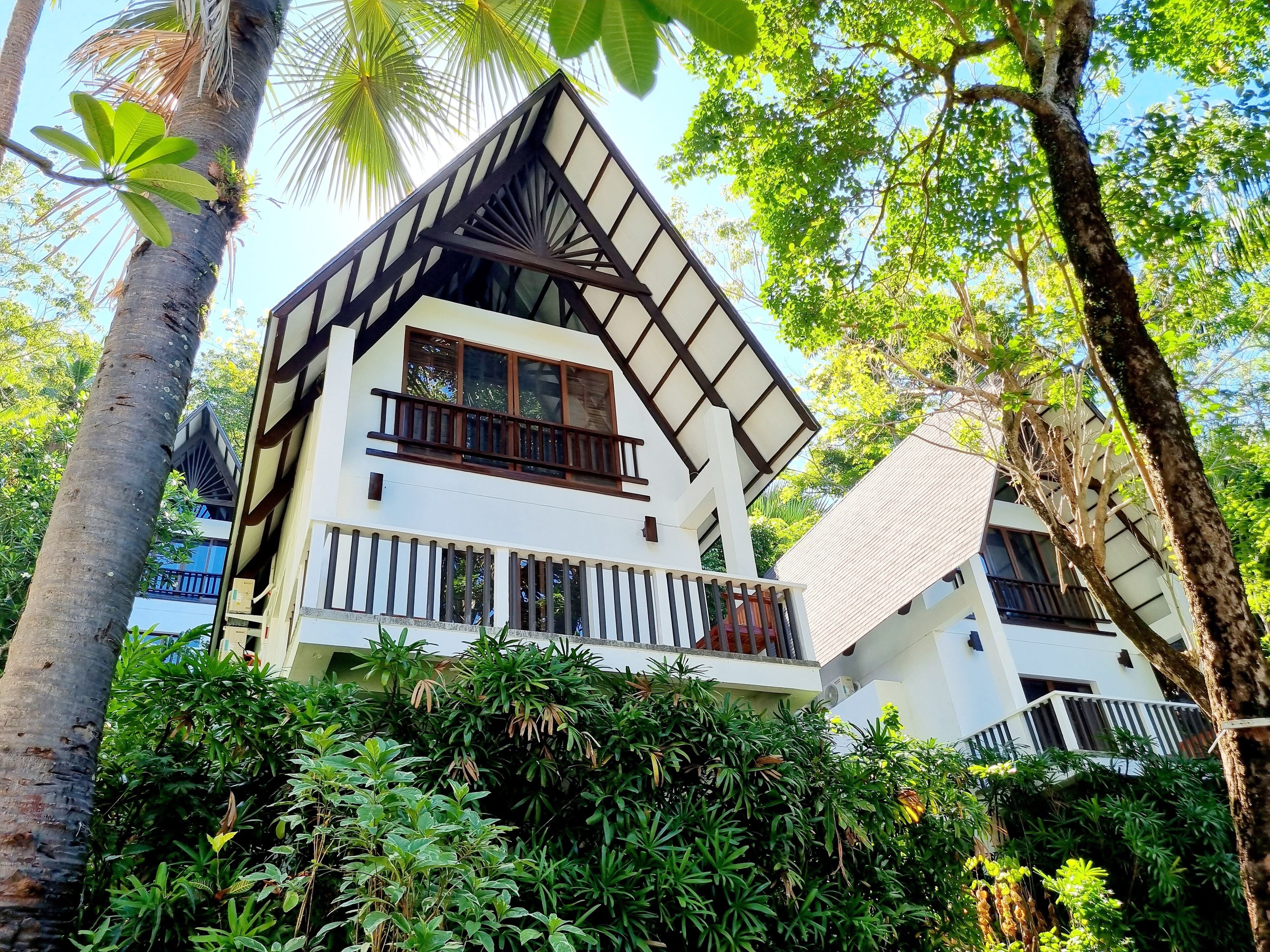 Perhehuvila | Näkymä kukkulalle