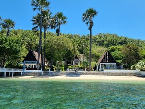 Private beach, white sand, beach towels, scuba diving