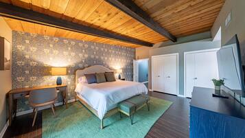 6 habitaciones, escritorio y tabla de planchar con plancha