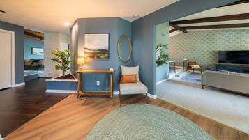 Smart TV, chimenea, videojuegos y futbolito