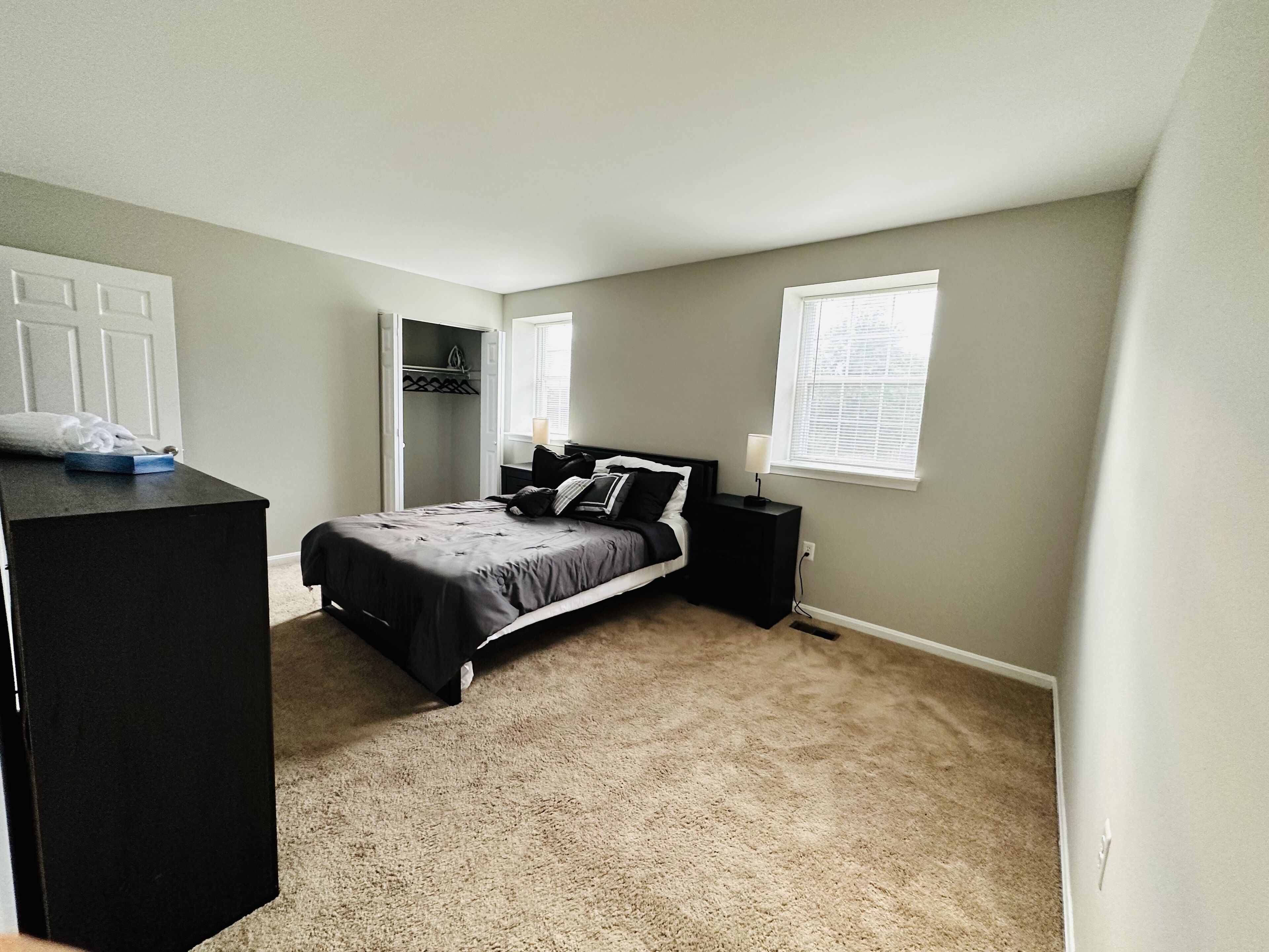 Spacious 3Bedroom, 2Living Room, Kitchen & Private Backyard