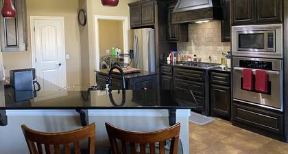 Comfortable Homestay Near Will Rogers Airport
