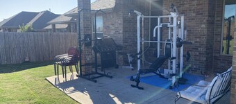 Centrally Located and 10 Minutes to Airport Single Room with private bathroom