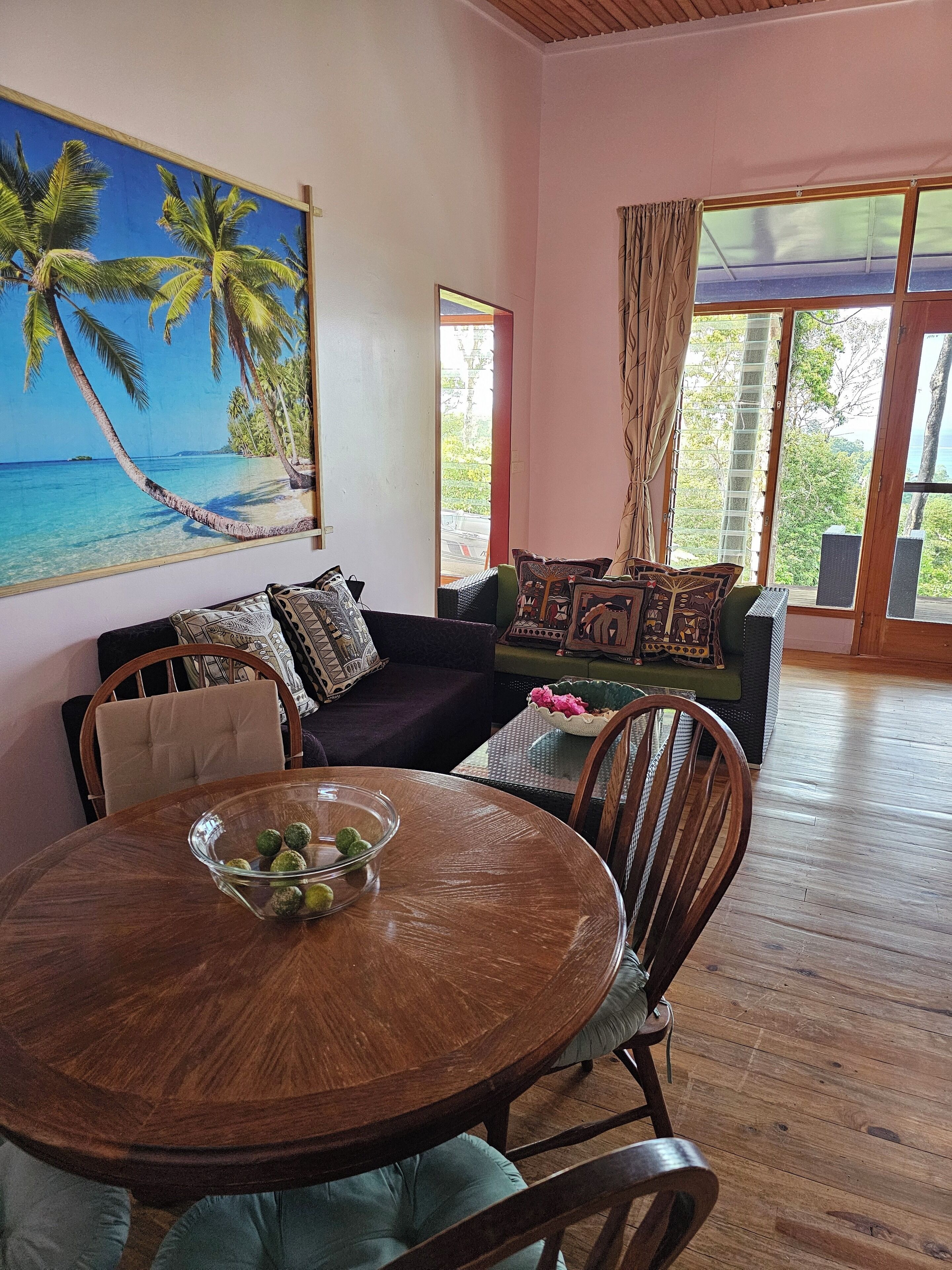 Una Smart TV, libros, un reproductor estéreo