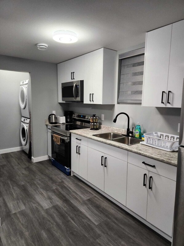 Kühlschrank, Mikrowelle, Ofen, Herdplatte