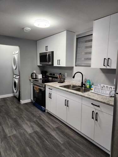 Entire 2 Bedrooms Basement Suite. Close to Airport and Parks