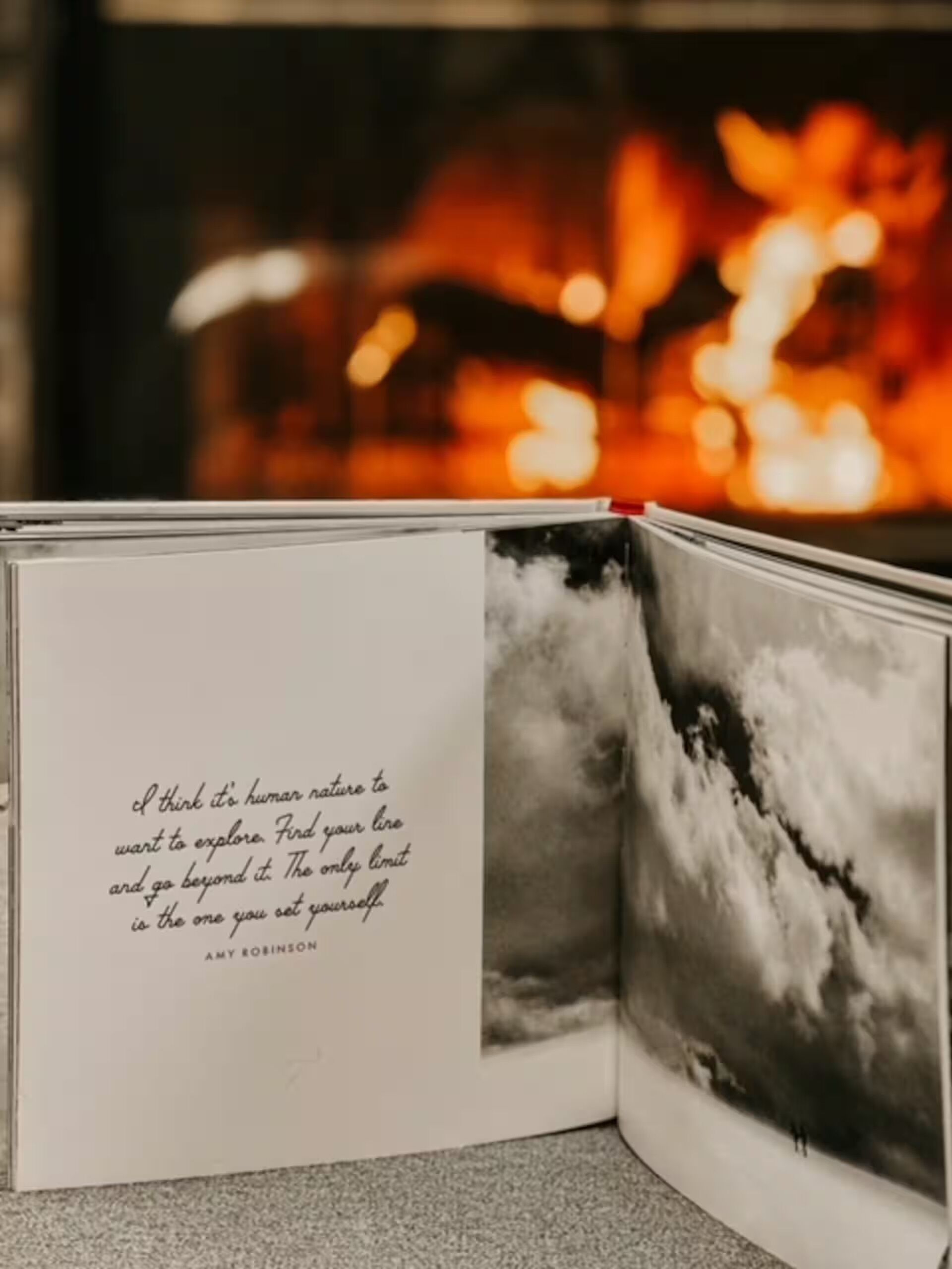 Ein Buch, dessen linke Seite ein Zitat und dessen rechte Seite ein Foto eines stürmischen Himmels zeigt.