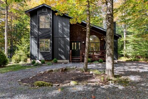 Exterior - Pocono Base Camp - GOLF CART AVAILABLE to ride to 2 lakes, 3 beaches, & 4 pools (Pocono Lake)