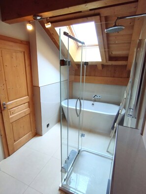 Bathtub, hair dryer, towels - 8-Person Chalet with Hot Tub in Portes du Soleil (Montriond)