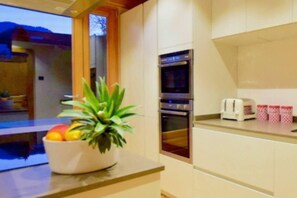 Een koelkast, een magnetron, een oven, een kookplaat