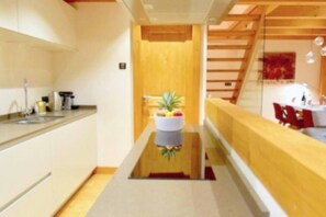 Een koelkast, een magnetron, een oven, een kookplaat