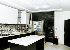 Fridge, microwave, oven, stovetop - Remarkable 3-Bed Villa in Ajah Ogombo (Sangotedo)