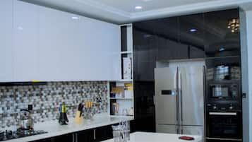 Geladeira, micro-ondas, fogão, cooktop