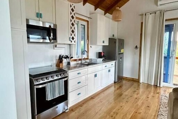 Mikrowelle, Ofen, Herdplatte, Wasserkocher mit Kaffee-/Teezubehör