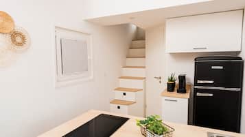 Frigorífic, placa de cuina, rentaplats i cafetera i tetera