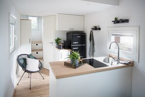 Fridge, stovetop, dishwasher, coffee/tea maker - Holiday Home 'Tiny House Zeit Käpsele' with Private Terrace, Wi-Fi and Air Conditioning (Laichingen)