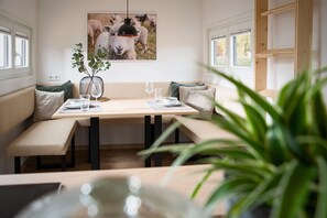 Dining - Holiday Home 'Tiny House Zeit Käpsele' with Private Terrace, Wi-Fi and Air Conditioning (Laichingen)