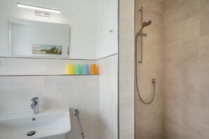 Dusche, Haartrockner, Handtücher