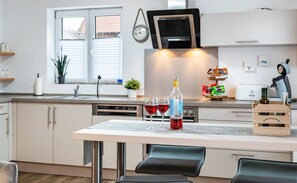 Fridge, microwave, oven, stovetop - Holiday Apartment "Salem´s Treasure Manor" with Private Terrace, Shared Garden & Wi-Fi (Salem)