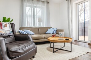 TV, fireplace - Holiday Apartment "Salem´s Treasure Manor" with Private Terrace, Shared Garden & Wi-Fi (Salem)