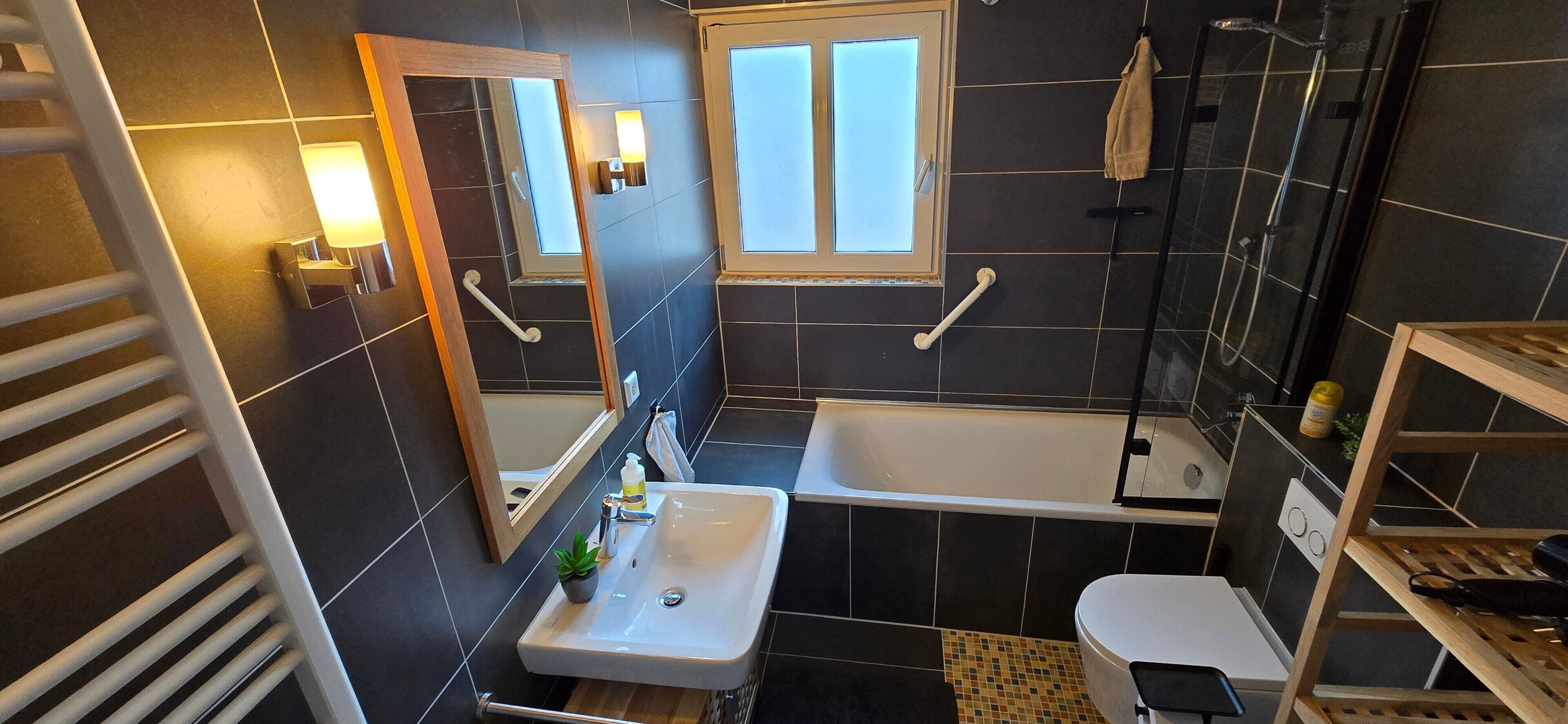 Baignoire, sèche-cheveux, serviettes fournies