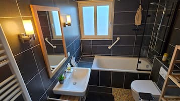 Baignoire, sĂšche-cheveux, serviettes fournies