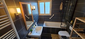 Bathtub, hair dryer, towels - Holiday Apartment "Salem´s Treasure Manor" with Private Terrace, Shared Garden & Wi-Fi (Salem)