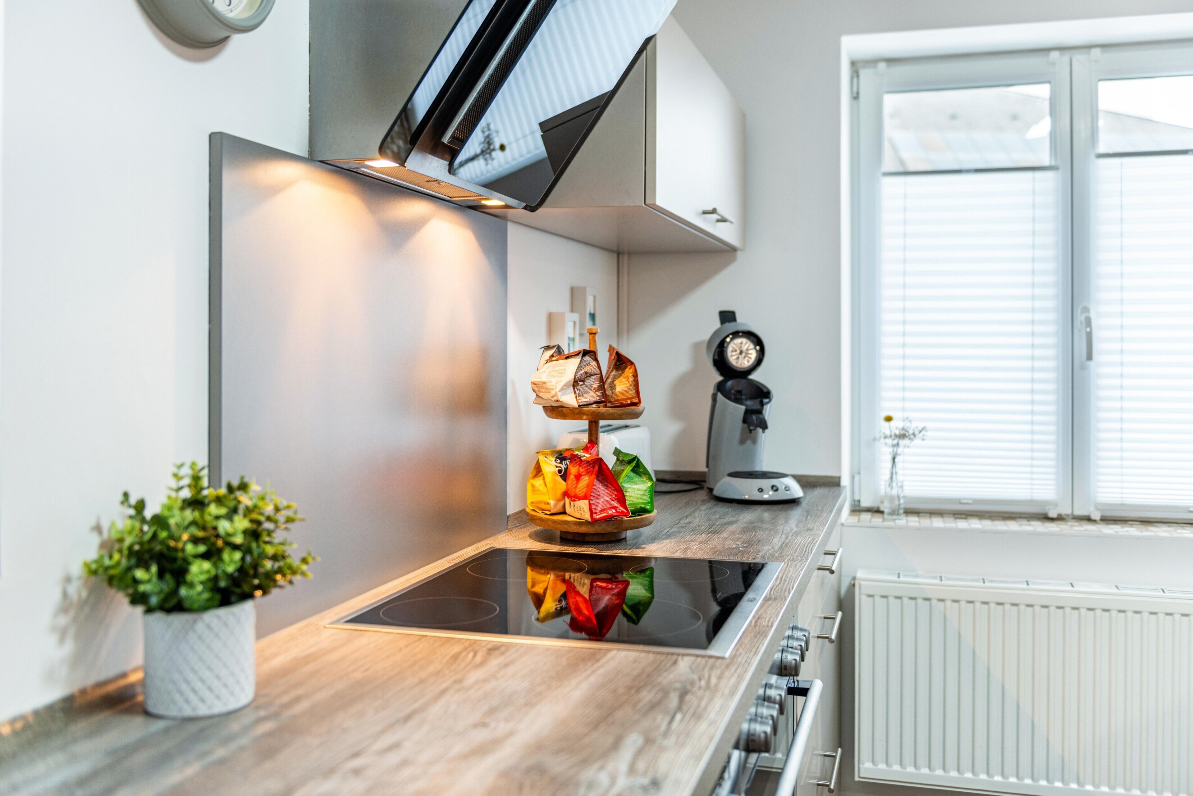 Réfrigérateur, four à micro-ondes, un four, surface de cuisson