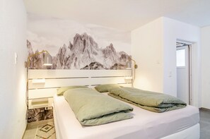 3 bedrooms, iron/ironing board, free WiFi, bed sheets - Holiday Apartment "Salem´s Treasure Manor" with Private Terrace, Shared Garden & Wi-Fi (Salem)