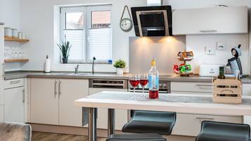 Réfrigérateur, four à micro-ondes, un four, surface de cuisson