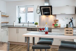 Fridge, microwave, oven, stovetop - Holiday Apartment "Salem´s Treasure Manor" with Private Terrace, Shared Garden & Wi-Fi (Salem)