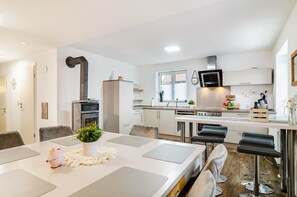 Dining - Holiday Apartment "Salem´s Treasure Manor" with Private Terrace, Shared Garden & Wi-Fi (Salem)
