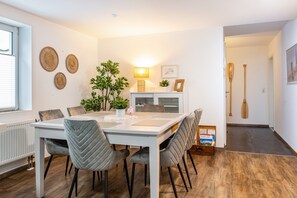 Dining - Holiday Apartment "Salem´s Treasure Manor" with Private Terrace, Shared Garden & Wi-Fi (Salem)