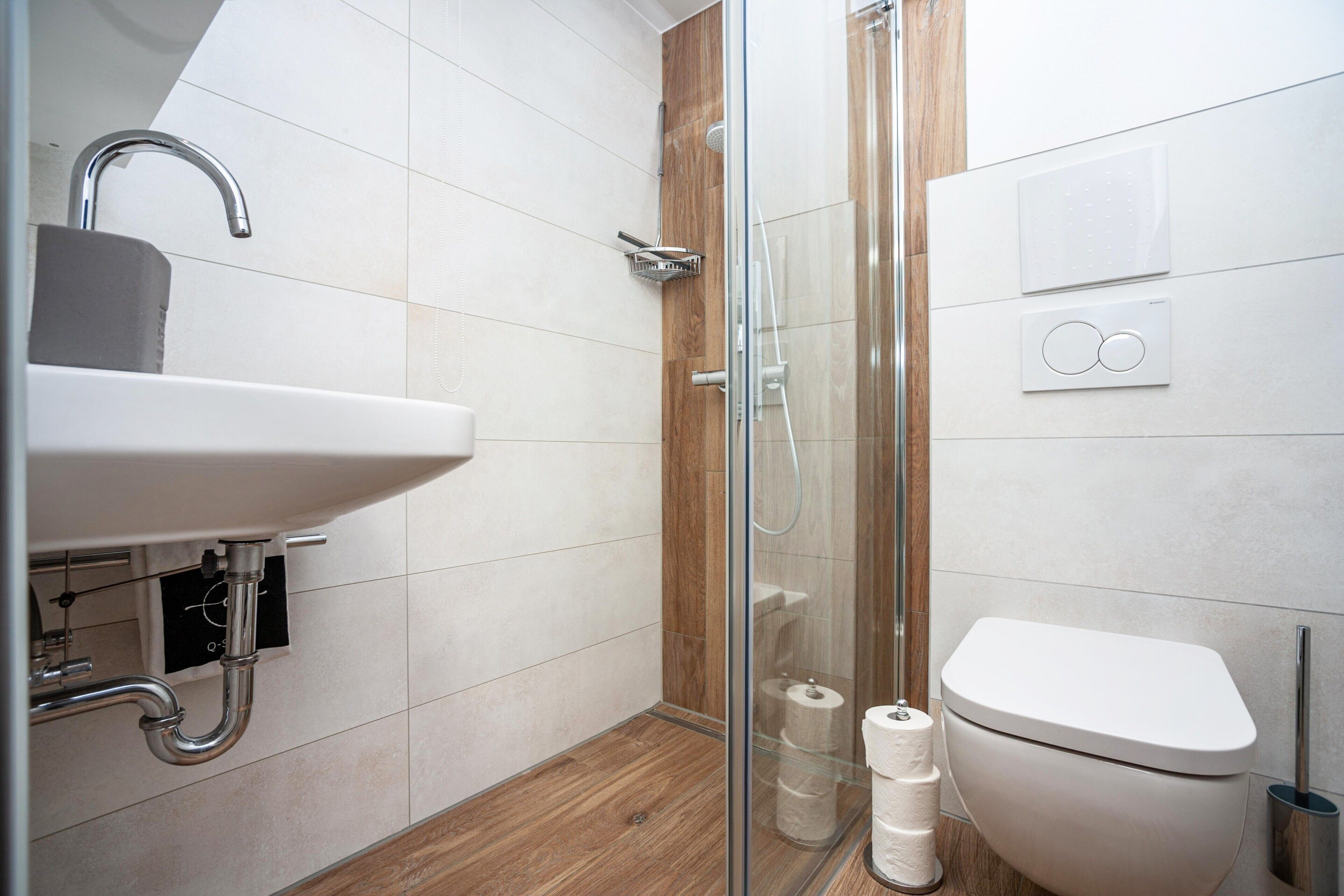 Dusch, hårtork och handdukar