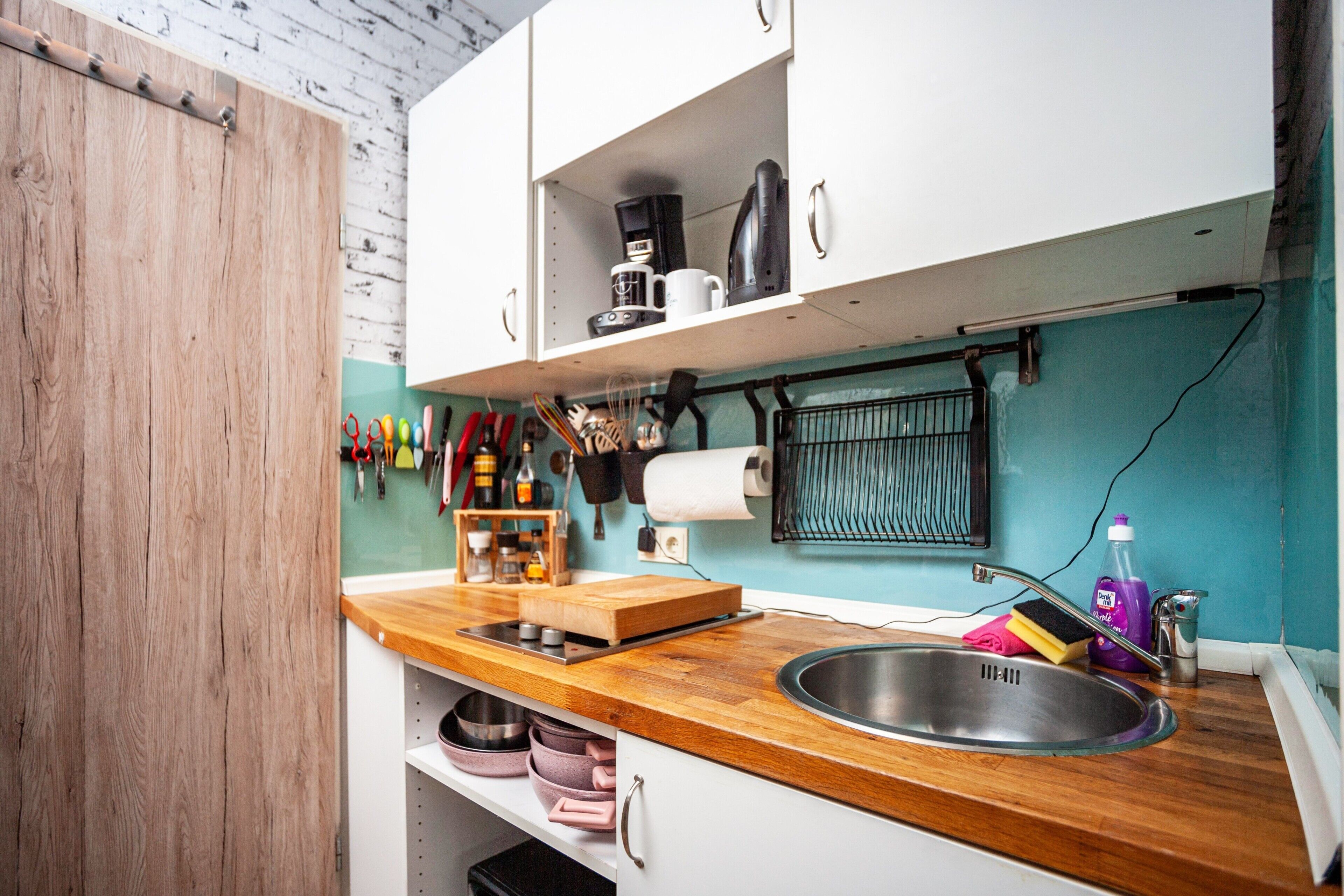 Kühlschrank, Ofen, Herdplatte, Wasserkocher mit Kaffee-/Teezubehör