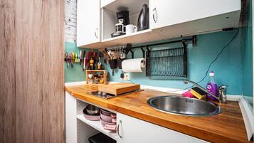 Kühlschrank, Ofen, Herdplatte, Wasserkocher mit Kaffee-/Teezubehör