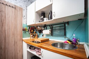 Jääkaappi, uuni, liesi, kahvin-/teenkeitin