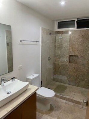 Shower, hair dryer, towels, soap - The best of both worlds: a cozy modern apartment near the beach and golf course (Tulum)