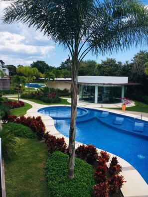 Pool - The best of both worlds: a cozy modern apartment near the beach and golf course (Tulum)