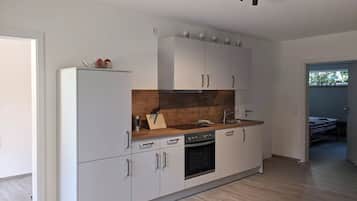 Frigorifero, forno, piano cottura, lavastoviglie