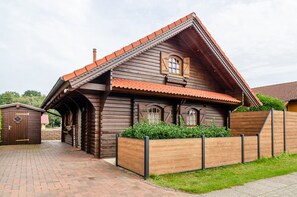 Exterior - Holiday Home 'Das Alpenhaus An Der Ems' with Lake View, Private Terrace and Wi-Fi (Walchum)