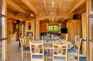 Dining - Holiday Home 'Das Alpenhaus An Der Ems' with Lake View, Private Terrace and Wi-Fi (Walchum)