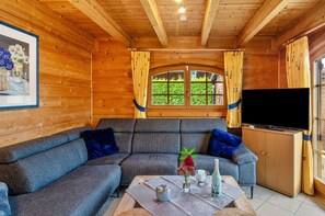 TV - Holiday Home 'Das Alpenhaus An Der Ems' with Lake View, Private Terrace and Wi-Fi (Walchum)