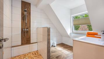 Shower, free toiletries, towels
