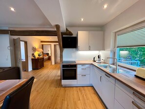Geladeira, micro-ondas, fogão, cooktop