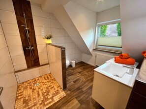 Dusche, kostenlose Toilettenartikel, Handtücher