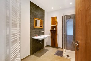 Chuveiro, toalhas de banho