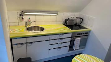 Frigorifero, microonde, forno, piano cottura