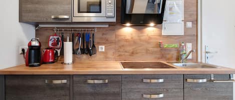 Køleskab, mikrobølgeovn, kogeplade, opvaskemaskine