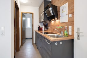 Réfrigérateur, micro-ondes, plaque de cuisson, lave-vaisselle